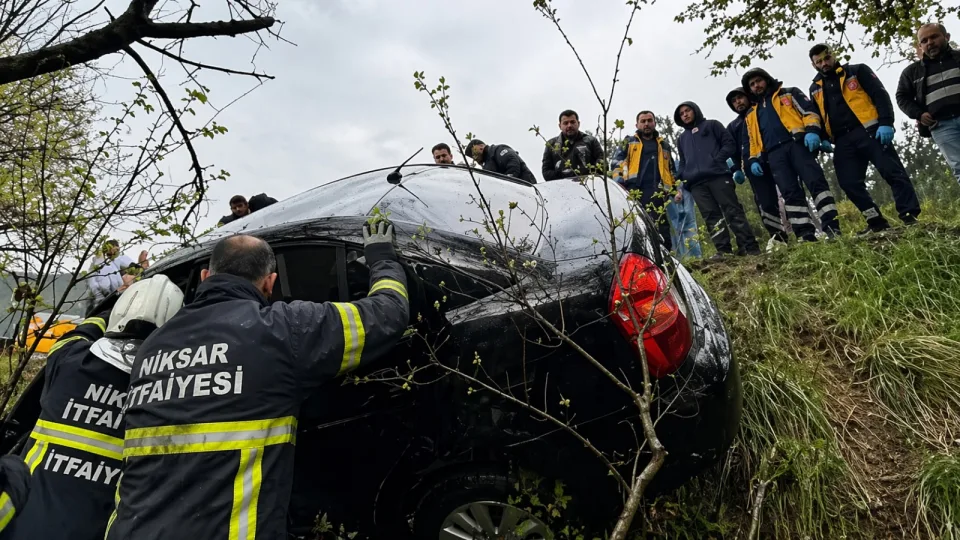Tokat Niksar’da Feci Kaza: Çamiçi Yolu’nda 3 Kişi Araçta Sıkıştı